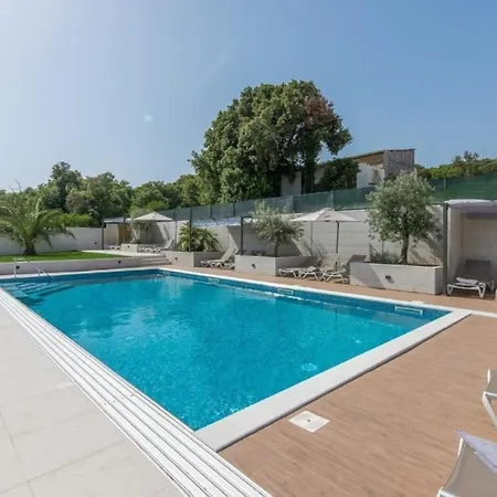 Mit Gemeinschaftlichem Pool Und Grill Apartment Pula