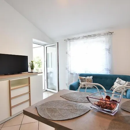 Apartment Mit Gemeinschaftlichem Pool Und Grill Pula
