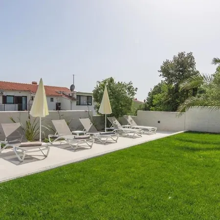 Mit Gemeinschaftlichem Pool Und Grill