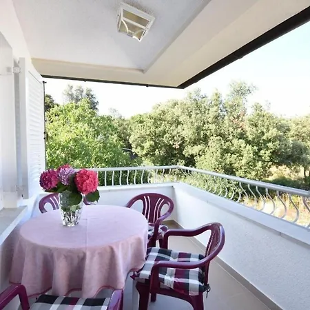 Mit Gemeinschaftlichem Pool Und Grill Apartment