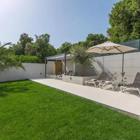 Mit Gemeinschaftlichem Pool Und Grill Apartment