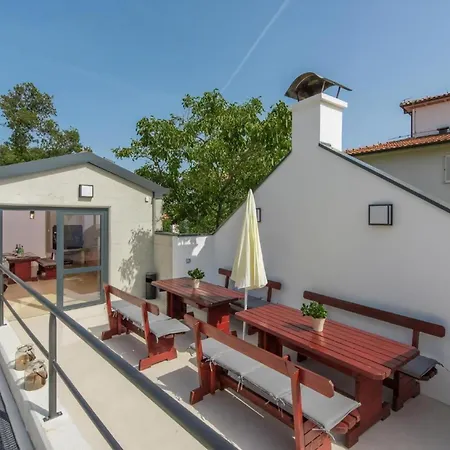 Mit Gemeinschaftlichem Pool Und Grill Apartment Pula