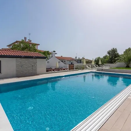 Apartment Mit Gemeinschaftlichem Pool Und Grill Pula