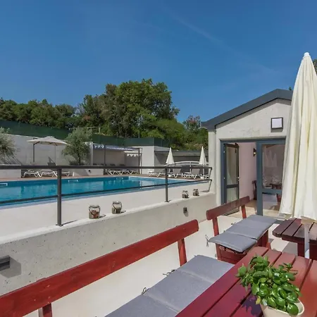 Mit Gemeinschaftlichem Pool Und Grill *