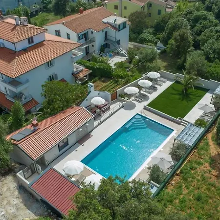 Lägenhet Mit Gemeinschaftlichem Pool Und Grill