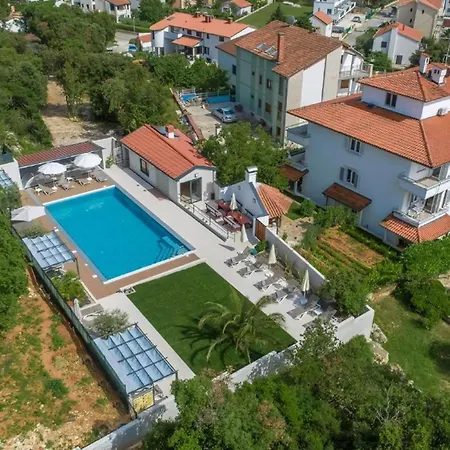 Mit Gemeinschaftlichem Pool Und Grill * Pula