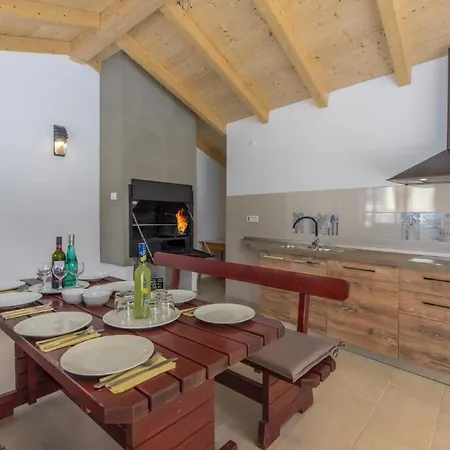 Mit Gemeinschaftlichem Pool Und Grill Apartmán